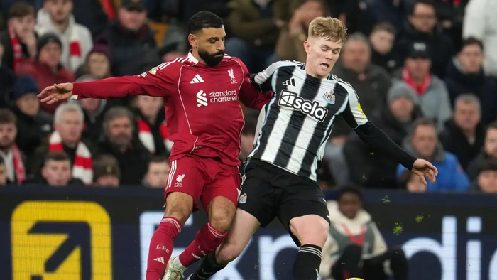 萨拉赫对阵纽卡斯尔老将的一次动作引发警钟|穆罕默德·萨拉赫|利物浦|特里皮尔|史蒂夫-尼科尔|穆罕默德-萨拉赫_新浪体育_新浪新闻