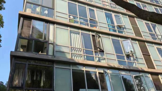 leyuSport-上海一小区业主发现：家中落地窗竟属玻璃幕墙！装修更换被阻引发矛盾